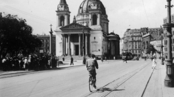 Warszawa 1940. II wojna światowa. Plac Trzech Krzyży, widok w kierunku ul. Nowy Świat, kościół pw. św. Aleksandra. Fot. PAP/CAF/archiwum