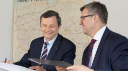 Przewodniczący Rady Głównej Instytutów Badawczych, dyrektor Instytutu Badawczego Dróg i Mostów prof. Leszek Rafalski (L) oraz dyrektor Muzeum Historii Polski Robert Kostro (P) podczas spotkania prasowego dotyczącego przekazania do zbiorów Muzeum Historii Polski mapy wyjścia wojsk sowieckich z Polski w latach 1992-1993. Fot. PAP/L. Szymański