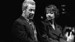Władysław Kowalski (jako Flan Kittredge) i Elżbieta Czyżewska (jako Ouisa Kittredge) w spektaklu Johna Guare'a „Szósty stopień oddalenia” w reżyserii Piotra Cieślaka w Teatrze Dramatycznym. Warszawa, 03.1994. Fot. PAP/Z. Matuszewski 