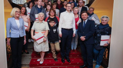 Premier Mateusz Morawiecki (4P), rzecznik rządu Joanna Kopcińska (L), szef KPRM Michał Dworczyk (2P) pozują do zdjęcia ze zwiedzającymi KPRM w ramach Nocy Muzeów. Fot. PAP/L. Szymański