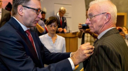 Prezes Instytutu Pamięci Narodowej Jarosław Szarek (L) oraz odznaczony Marek Andrzej Danecki (P). Prezes IPN wręczył odznaczenia państwowe - Krzyże Wolności i Solidarności - działaczom opozycji wobec dyktatury komunistycznej z lat 1956-1989, 11 bm. w Śląskim Urzędzie Wojewódzkim w Katowicach. Fot. PAP/A. Grygiel