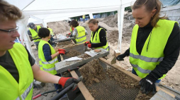 Prace archeologiczno-ekshumacyjne na Łączce Cmentarza Wojskowego na warszawskich Powązkach. 13.06.2017. Fot. PAP/B. Zborowski