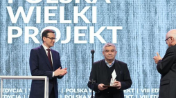 Antoni Libera (C) odebrał Nagrodę im. Prezydenta Lecha Kaczyńskiego z rąk premiera Mateusza Morawieckiego (L); z prawej eurodeputowany Zdzisław Krasnodębski. Fot. PAP/L. Szymański