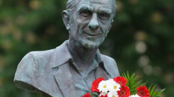 Pomnik pianisty, kompozytora i dyrygenta chóralnego Romana Maciejewskiego został odsłonięty 11 bm. w parku na skwerze Romana Maciejewskiego, u zbiegu ulicy Towarowej i Alei Niepodległości w Poznaniu. Fot. PAP/J. Kaczmarczyk