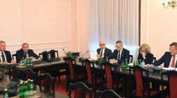 Szef MSZ Jacek Czaputowicz (4P), wiceszef MSZ Marek Magierowski (3P), dyr. Protokołu Dyplomatycznego w MSZ Irena Lichnerowicz-Augustyn (2P) i b. rzecznik MSZ Andrzej Sadoś (P) oraz wiceprzewodniczący komisji Robert Tyszkiewicz (L) i przewodniczący Grzegorz Schetyna (2L) podczas posiedzenia sejmowej Komisji Spraw Zagranicznych. Fot. PAP/R. Pietruszka