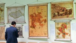 Otwarcie wystawy map archiwalnych „200 lat kartografii leśnej" na Wydziale Nauk o Ziemi Uniwersytetu Szczecińskiego. Fot. PAP/M. Bielecki