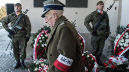 Mjr Marian Chmielewski ps. "Pomidor" podczas składania kwiatów przy tablicy w Bramie Zamkowej w Lublinie, w ramach obchodów Narodowego Dnia Pamięci Żołnierzy Wyklętych. 01.03.2018. Fot. PAP/W. Pacewicz