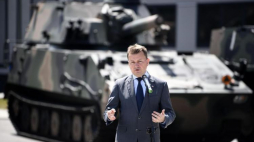 Mariusz Błaszczak przemawia podczas uroczystości wręczenia odznaczeń pracownikom Huty Stalowa Wola S.A. Fot. PAP/D. Delmanowicz