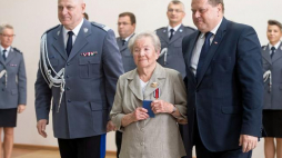 Wyróżniona Złotym Medalem Za Zasługi dla Policji Zofia Matias oraz wiceminister spraw wewnętrznych i administracji Jarosław Zieliński (P) i zastępca Komendanta Głównego Policji nadinsp. Jan Lach. Fot. PAP/G. Michałowski