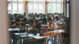 Uczniowie I Liceum Ogólnokształcącego w Gorzowie Wielkopolskim przed rozpoczęciem egzaminu maturalnego z języka polskiego. Fot. PAP/L. Muszyński