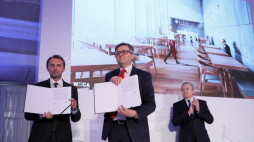 Wicepremier, minister kultury i dziedzictwa narodowego Piotr Gliński (P), dyrektor Muzeum Historii Polski Robert Kostro (C) i prezes zarządu firmy Budimex S.A. Dariusz Blocher (L) podczas podpisania umowy między Muzeum Historii Polski i firmą Budimex S.A. Fot. PAP/L. Szymański