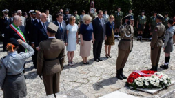 Minister spraw wewnętrznych i administracji Joachim Brudziński (2L), szef Urzędu ds. Kombatantów i Osób Represjonowanych Jan Józef Kasprzyk (6L), minister obrony Mariusz Błaszczak (C-P), senator Anna Maria Anders (4L) i wicemarszałek senatu Maria Koc (5L) podczas ceremonii złożenia kwiatów przy pomniku 3. Dywizji Strzelców Karpackich na wzgórzu 593 w Cassino, 18 bm. Fot. PAP/A. Guz