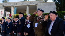 Weterani Jerzy Kostiuk (P) i Władysław Dąbrowski (2P) podczas uroczystości na włoskim cmentarzu wojennym w Mignano Monte Lungo, 17 bm. Fot. PAP/A. Guz