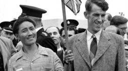 Zdobywcy Mount Everestu - Edmund Hillary (R) i Sherpa Tenzing Norgay (L), 1953 r. Fot. PAP/picture dated 03 July 1953 of Mount Everest conquerors Edmund Hillary (R) and Sherpa Tenzing Norgay (L). Fot. PAP/EPA