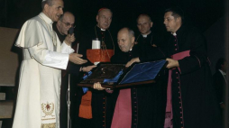 Pielgrzymka biskupów polskich do Rzymu - papież Paweł VI (L), prymas Polski kardynał Stefan Wyszyński (3L), kierownik Sekretariatu Prymasa Polski ks. prałat Hieronim Goździewicz (4L), metropolita krakowski kardynał Karol Wojtyła (2P), kapelan i sekretarz kardynała Wyszyńskiego ksiądz Józef Glemp (P) na audiencji specjalnej. 06.12.1975. Fot. PAP/A. Kossobudzki Orłowski