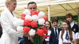 Obchody Dnia Flagi RP oraz Dnia Polonii i Polaków za Granicą - prezydent Andrzej Duda (2L) z małżonką Agatą Kornhauser-Dudą (L) w ogrodach Pałacu Prezydenckiego w Warszawie, gdzie po głównych uroczystościach zorganizowano piknik dla uczniów szkół polonijnych, 2 bm. Fot. PAP/R. Pietruszka