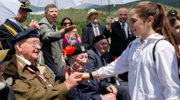Młodzież ze szkoły w Piedimonte wręcza kwiaty weteranom 2 Korpusu WP podczas uroczystości przy pomniku 6. Pułku Pancernego. Piedimonte San Germano, 17.05.2018. Fot. PAP/A. Guz  