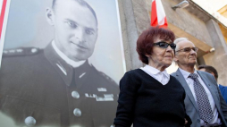 Odsłonięcie nieznanego dotąd portretu Witolda Pileckiego na więziennym murze przy ul. Rakowieckiej 37; w uroczystości wzięli udział córka rotmistrza - Zofia Pilecka-Optułowicz i syn - Andrzej Pilecki. Fot. PAP/A. Guz