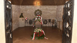 Sarkofag Józefa Piłsudskiego w Krypcie pod Wieżą Srebrnych Dzwonów na Wawelu. 12.05.2017. Fot. PAP/J. Bednarczyk