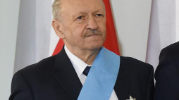 Andrzej Pityński podczas uroczystości odznaczenia Orderem Orła Białego. Warszawa, 11.11.2017. Fot. PAP/R. Pietruszka