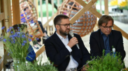 Dyrektor Muzeum Powstania Warszawskiego Jan Ołdakowski (C), szef Instytutu Stefana Starzyńskiego Dariusz Gawin (P) podczas śniadania prasowego, zapowiadającego otwarcie sezonu w „Pokoju na lato” Muzeum Powstania Warszawskiego oraz Miasta Stołecznego Warszawy. Fot. PAP/B. Zborowski