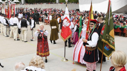 Przedstawiciele Polonii amerykańskiej przed spotkaniem z parą prezydencką - Andrzejem Dudą i Agatą Kornhauser-Dudą w Millenium Park w Chicago. 19.05.2018. Fot. PAP/R. Pietruszka