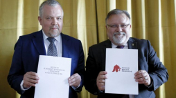 Dyrektor Muzeum WP dr Adam Buława i dyrektor Muzeum Żołnierzy Wyklętych i Więźniów PRL Jacek Pawłowicz podczas podpisania porozumienia pomiędzy Muzeum Wojska Polskiego i Muzeum Żołnierzy Wyklętych i Więźniów PRL na terenie dawnego Aresztu śledczego Warszawa- Mokotów. PAP/A. Guz