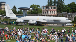 Boeing E-3 Sentry systemu AWACS i widzowie podczas międzynarodowych pokazów lotniczych Poznań Airshow 2018. Fot. PAP/J. Kaczmarczyk