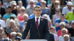 Premier Mateusz Morawiecki przemawia podczas obchodów Dnia Flagi RP, 2 bm. w Stalowej Woli. Fot. PAP/D. Delmanowicz