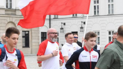 Obchody Dnia Flagi RP oraz Dnia Polonii i Polaków za Granicą - prezydent Andrzej Duda (C) bierze udział w "Biało-Czerwonej Sztafecie RMF FM" na dziedzińcu Pałacu Prezydenckiego, 2 bm. Fot. PAP/R. Pietruszka