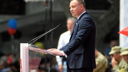 Prezydent RP Andrzej Duda podczas ceremonii zaprzysiężenia żołnierzy na Placu Wolności w Tbilisi w ramach obchodów 100-lecia ustanowienia I Demokratycznej Republiki Gruzji. Fot. PAP/B. Zborowski