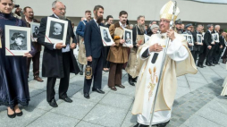 Metropolita gdański abp Sławoj Leszek Głódź w procesji niepodległości w ramach obchodów rocznicy urodzin św. Jana Pawła II i drugiej rocznicy konsekracji Sanktuarium NMP Gwiazdy Nowej Ewangelizacji i św. Jana Pawła II w Toruniu. Fot. PAP/T. Żmijewski