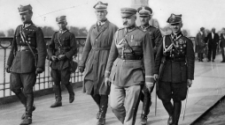 Marszałek Józef Piłsudski (3. z lewej) w otoczeniu oficerów na moście Poniatowskiego udaje się na spotkanie z prezydentem Stanisławem Wojciechowskim. Widoczni od lewej: podpułkownik Kazimierz Stamirowski, porucznik Marian Żebrowski, generał Gustaw Dreszer-Orlicz, major Tadeusz Jaroszewicz oraz porucznik Michał Galiński. 12.05.1926. Fot. NAC
