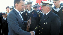 Minister obrony narodowej Mariusz Błaszczak (L) i komendant żaglowca Dar Młodzieży kapitan Ireneusz Lewandowski (P) podczas spotkania z uczestnikami Rejsu Niepodległości w Tallinnie. Fot. PAP/J. Borowski