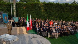 Kombatanci 2. Korpusu WP podczas uroczystości przed pomnikiem upamiętniającym poległych żołnierzy 2. Korpusu Polskiego oraz monumentem w hołdzie cywilnym i wojskowym ofiarom wojny przy kościele Santa Maria del Soccorso. San Vittore del Lazio, 16.05.2018. Fot. PAP/A. Guz