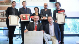 Laureaci Grand Prix Nagrody Roku SARP - od lewej: Agnieszka Maj z Uniwersytetu Śląskiego, Krzysztof Mycielski z Grupa 5 Architekci, Joanna Małecka z Małeccy Biuro Projektowe, Rafał Zelent z Grupa 5 Architekci, Wojtek Małecki z Małeccy Biuro Projektowe oraz Robert Wardyń (dół-L) z Uniwersytetu Śląskiego i Michał Leszczyński (dół-P) z Grupa5 Archtekci. Fot. PAP/L. Szymański