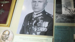 Przekazanie do Muzeum Wojska Polskiego pamiątek po ojcu przez Macieja Skarżyńskiego - syna polskiego pilota płk. Stanisława Skarżyńskiego, pierwszego Polaka, który wykonał rajd dookoła Afryki i przeleciał Atlantyk, 10 bm. Fot. PAP/L. Szymański