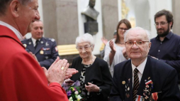 Biskup polowy Wojska Polskiego Józef Guzdek (L) oraz żołnierz 1. Pułku Pancernego mjr Marian Słowiński (C-P) podczas mszy świętej odprawionej w intencji żołnierzy 1. Dywizji Pancernej gen. Stanisława Maczka oraz z okazji 99. rocznicy urodzin Mariana Słowińskiego w Katedrze Polowej Wojska Polskiego w Warszawie. Fot. PAP/L. Szymański