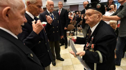 Mjr Marian Słowiński (P) odbiera szablę pamiątkową od kolegów-żołnierzy podczas uroczystości w siedzibie Urzędu Dzielnicy Targówek m.st. Warszawy z okazji jego 99. urodzin. Fot. PAP/B. Zborowski