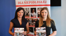 Autorki - Magdalena Stokłosa (L) i Aleksandra Wójcik (P) podczas promocji swojej książki. Fot. PAP/B. Zborowski