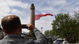 Flaga na latarni morskiej w Świnoujściu. Fot. PAP/M. Bielecki
