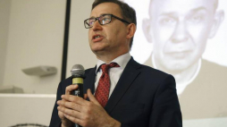 Prezes IPN Jarosław Szarek podczas konferencji pt. "Sądowa rehabilitacja 'drugiego założyciela' KUL ks. Antoniego Słomkowskiego", zorganizowana przez Instytut Pamięci Narodowej i Katolickiego Uniwersytetu Lubelskiego, 7 bm. w Warszawie. Fot. PAP/T. Gzell