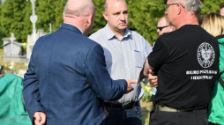 Wiceprezes Instytutu Pamięci Narodowej Krzysztof Szwagrzyk (P), szef ukraińskiej Państwowej Komisji do spraw Upamiętnień Ofiar Wojen i Represji Światosław Szeremeta (C) i wójt gminy Studno Janusz Słabicki (L) podczas prac archeologicznych na cmentarzu komunalnym w Hruszowicach. Fot. PAP/D. Delmanowicz
