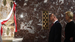 Prezydent RP Andrzej Duda z żoną Agatą Kornhauser-Dudą odsłonili tablicę poświęconą tragicznie zmarłym w katastrofie smoleńskiej prezydentom Ryszardowi Kaczorowskiemu i Lechowi Kaczyńskiemu. Fot. PAP/R. Pietruszka