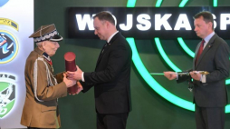 Prezydent Andrzej Duda i minister obrony narodowej Mariusz Błaszczak wręczają nominację generalską pułkownikowi Tadeuszowi Bieńkowiczowi. Fot.  PAP/J. Bednarczyk