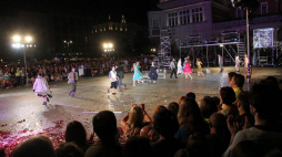 Teatr KTO w spektaklu plenerowym "Ślepcy" w reżyserii Jerzego Zonia podczas 7. Nocy Teatrów. Kraków, 2013 r.  Fot. PAP/J. Bednarczyk