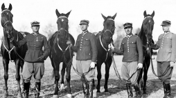 Zwycięzcy zawodów konnych w Krakowie o puchar Ilustrowanego Kuriera Codziennego: kapitan Franciszek Mrowec, porucznik Cisowski, Jerzy Turaszwili i Borowy. 1931 r. Fot. NAC