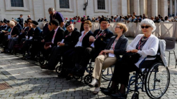 Weterani Wojska Polskiego przed audiencją generalną u Ojca Świętego Franciszka na placu Świętego Piotra. Fot. PAP/A. Guz