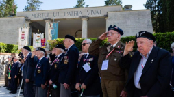 Weterani Jerzy Kostiuk (P) i Władysław Dąbrowski (2P) podczas uroczystości na włoskim cmentarzu wojennym w Mignano Monte Lungo. Fot. PAP/A. Guz