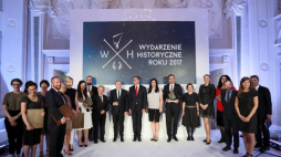 Wicepremier, minister kultury i dziedzictwa narodowego Piotr Gliński (C-L) i dyrektor Muzeum Historii Polski Robert Kostro (C) podczas gali plebiscytu "Wydarzenie historyczne roku 2017", 30 bm. w Pałacu Rzeczypospolitej w Warszawie. Fot. PAP/L. Szymański